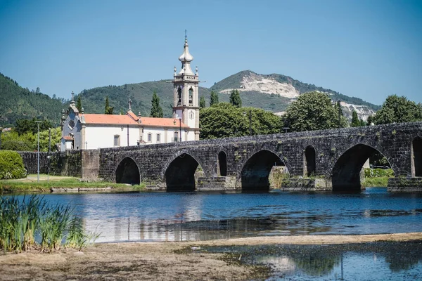 लिमा नदी ओलांडून लांब मध्ययुगीन पूल दृश्य, पोर्तुगाल . विना-रॉयल्टी स्टॉक इमेज