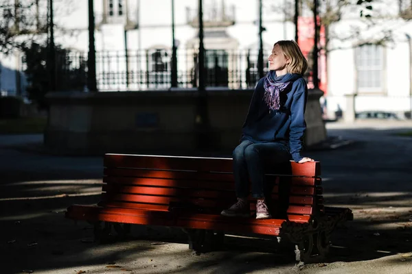 Woman Sits Bench Summer Garden — 图库照片