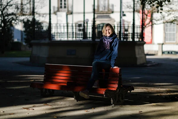 Woman Sits Bench Summer Park —  Fotos de Stock