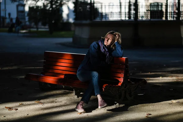 Woman Sits Sadly Park Bench — Zdjęcie stockowe