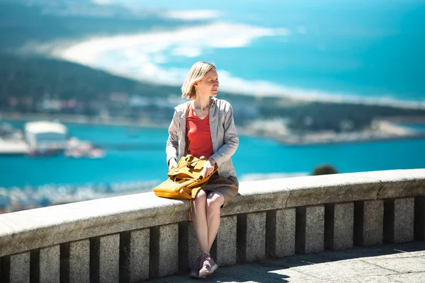 Woman Backpack Sits Observation Deck Atlantica — Zdjęcie stockowe