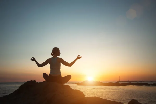 Yoga Woman Meditating Sea Beach Beautiful Sunset — Fotografia de Stock