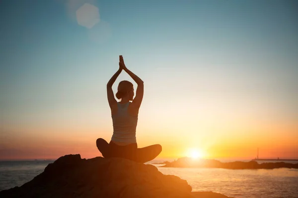 Yoga Woman Meditating Lotus Position Beach Beautiful Sunset — 图库照片