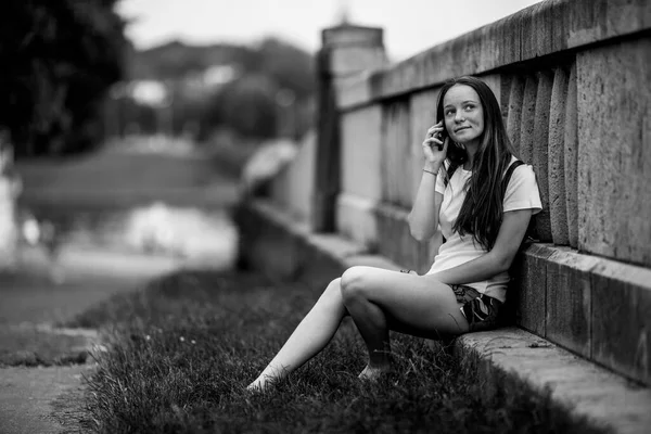 Girl Talking Her Cell Phone Outdoors Black White Photo — Fotografia de Stock