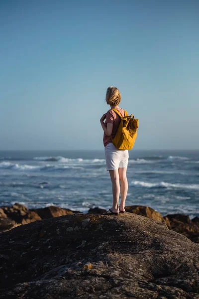 Woman Backpack Stands Rocks Sea Back View — Stockfoto