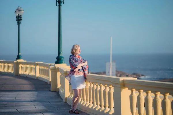 Een Vrouw Met Een Rugzak Staat Promenade Aan Zee — Stockfoto