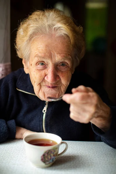 Бабусі Чашкою Чаю Будинку — стокове фото
