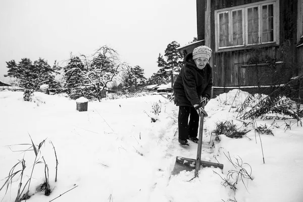 Elderly Woman Shoveling Snow Her Home Countryside Black White Photo — Stock fotografie