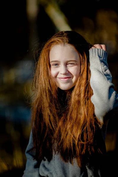 Golden Haired Teen Girl Poses Park — Fotografia de Stock