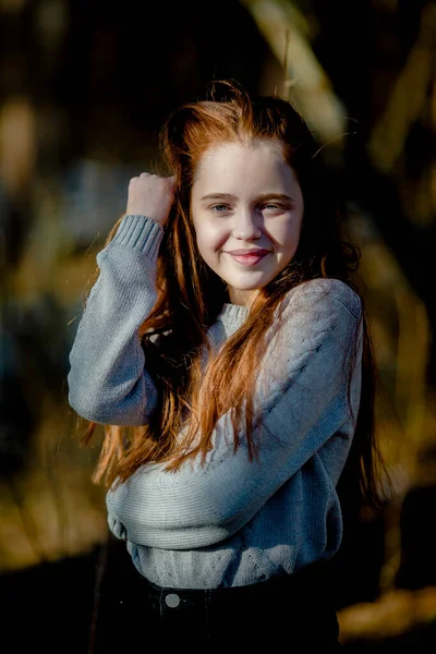 Cute Teenage Girl Fiery Red Long Hair Poses Park Portrait — ストック写真
