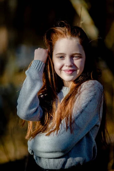 Long Haired Redheaded Teenage Girl Park — Zdjęcie stockowe