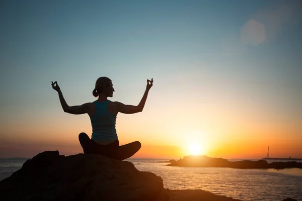 Silhouette Woman Yoga Meditating Ocean Beach Beautiful Sunset Fotos De Bancos De Imagens Sem Royalties