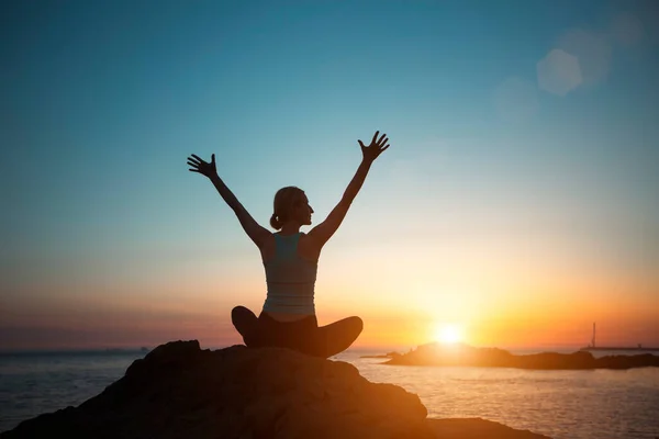 Силуэт Женской Йоги Готовящейся Вечерней Медитации Берегу Океана Лицензионные Стоковые Фото