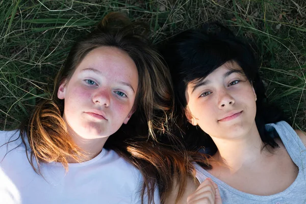 Από Πάνω Από Δύο Κορίτσια Που Βρίσκονται Στο Πράσινο Γρασίδι — Φωτογραφία Αρχείου
