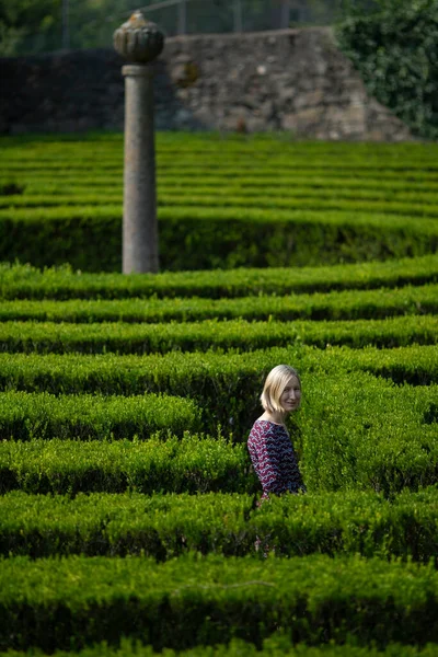 Middle Aged Woman Maze Green Bushes Public Sao Roque Park – stockfoto