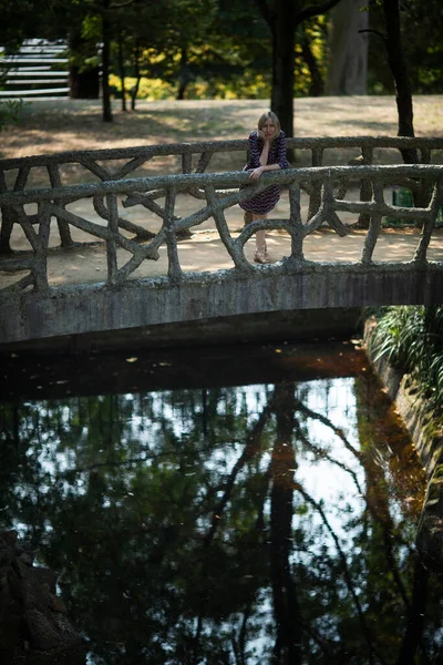 Μια Μεσήλικη Γυναίκα Στέκεται Μια Γέφυρα Ένα Παλιό Πάρκο Πόρτο — Φωτογραφία Αρχείου