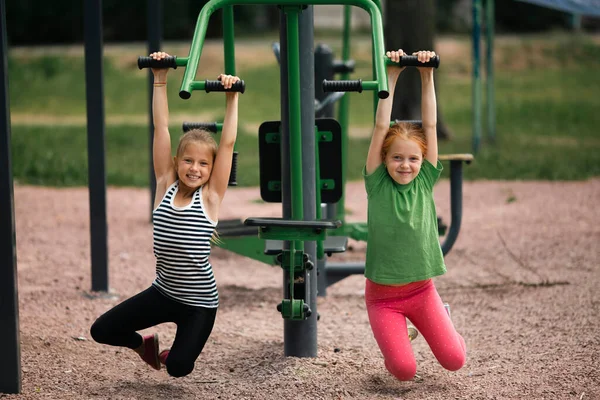 Teenage Girl Girlfriends Outdoor Fitness Equipment — Stok fotoğraf