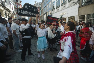 PORTO, PORTUGAL - YUL 2, 2022: Aziz John şenliklerinin sonunda geleneksel Rusgas sırasında. Rusgas de Sao Joao, 1957 yılına dayanan ve şehrin çeşitli bölgelerini kapsayan bir gelenektir..