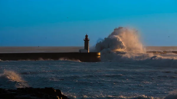 Big Wave Lighthouse Background Golden Sunset Atlantic Porto Portugal — Stok fotoğraf