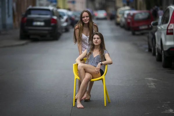 Two Cute Teengirls Girlfriends Pose Middle Street Old Town lizenzfreie Stockbilder