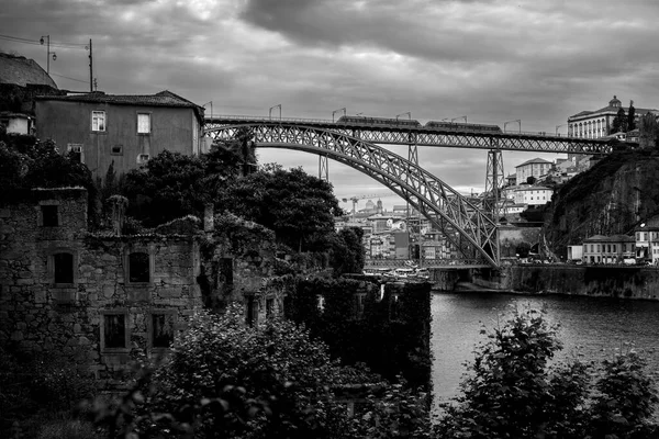 Abandoned Buildings Banks Douro Dom Luis Bridge Background Porto Portugal — Fotografia de Stock