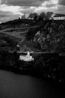  Douro Nehri ve Capela do Senhor DAlem, Porto, Portekiz manzarası. Siyah beyaz fotoğraf.