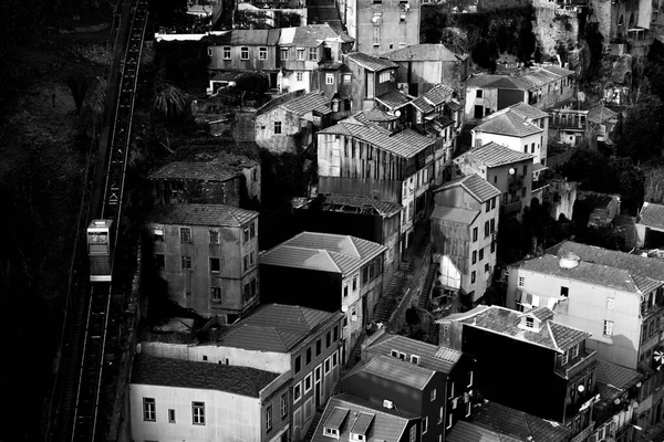 Widok Starą Dzielnicę Ribeira Kolejką Linową Porto Portugalia Czarno Białe — Zdjęcie stockowe
