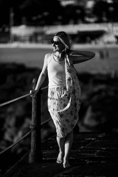 Una Mujer Con Vestido Ligero Verano Costa Foto Blanco Negro —  Fotos de Stock