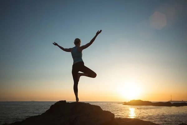 一个女人在海边冥想 做瑜伽 夕阳西下的轮廓 — 图库照片