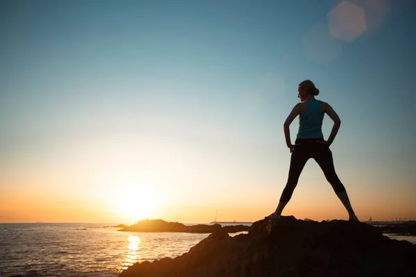 Una Mujer Hace Yoga Gimnástico Junto Océano Atardecer — Foto de Stock