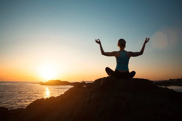 Mujer Meditando Posición Loto Haciendo Yoga Junto Océano Increíble Puesta — Foto de Stock