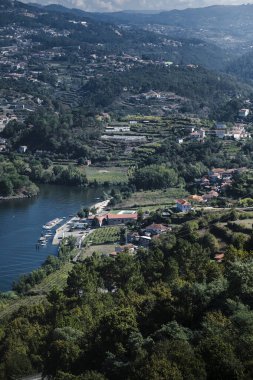 Douro Nehri manzarası ve Douro Vadisi tepeleri, Portekiz.
