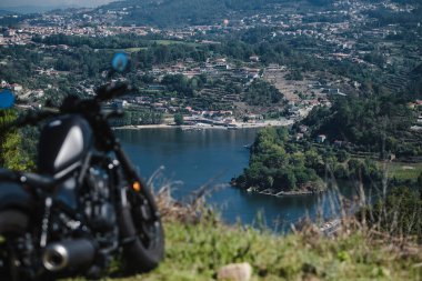 Douro Nehri manzarası, Douro Vadisi, Porto, Portekiz. Ön planda bulanık turist motosikleti var..