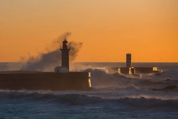 看到一座灯塔 在暮色中被海浪冲刷 葡萄牙波尔图 — 图库照片