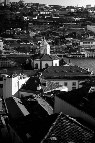 ポルトガルのポルトにあるヴィラ ガイア ノヴァとドゥオーロ川の銀行の眺め 白黒写真 — ストック写真