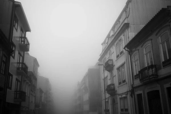 Vista Uma Rua Deserta Início Manhã Denso Nevoeiro Porto Portugal — Fotografia de Stock