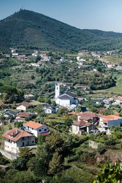 Vista Das Casas Aldeia Uma Igreja Nas Colinas Vale Douro — Fotografia de Stock