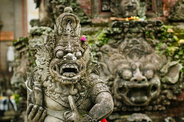 Traditionell Staty Vakt Demon Uthuggen Sten Står Gatan Bali Indonesien — Stockfoto