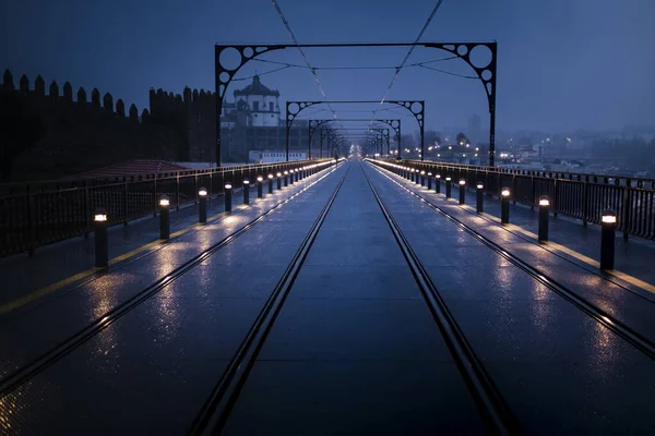 ポルトガル ポルトの曇天下でのドム ルイスI橋の夜景 — ストック写真