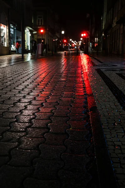 Una Acera Húmeda Noche Las Luces Centro Ciudad Vieja Porto — Foto de Stock