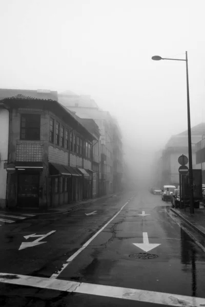 Zicht Gebouwen Mistige Straat Porto Portugal Zwart Wit Foto — Stockfoto