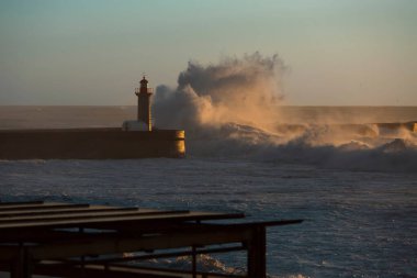 İnanılmaz günbatımında Atlantik 'teki deniz feneri, Porto, Portekiz.