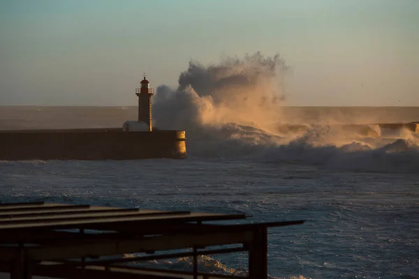 Maják Obrovskou Vlnou Atlantiku Během Úžasného Západu Slunce Porto Portugalsko — Stock fotografie