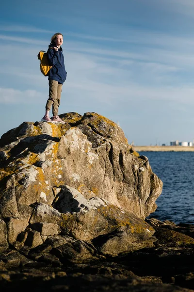 Μια Γυναίκα Τουρίστρια Στέκεται Στα Βράχια Του Παράκτιου Ωκεανού — Φωτογραφία Αρχείου