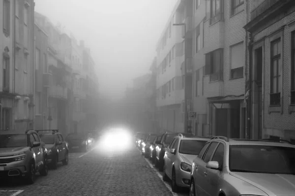 Άποψη Ενός Δρόμου Πρωί Πυκνή Ομίχλη Πόρτο Πορτογαλία Ασπρόμαυρη Φωτογραφία — Φωτογραφία Αρχείου