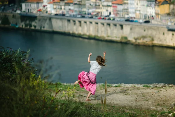 Uma Mulher Dançar Margem Rio Douro Porto Portugal — Fotografia de Stock