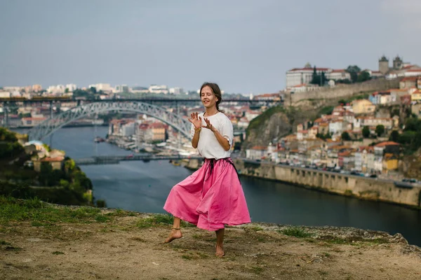 Een Vrouwelijke Choreografie Aan Oever Van Een Rivier Douro Porto — Stockfoto