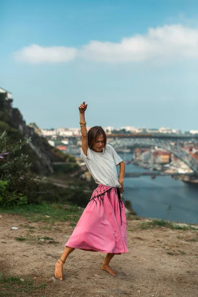 Γυναίκα Χορεύει Στις Όχθες Του Ποταμού Πόρτο Πορτογαλία — Φωτογραφία Αρχείου
