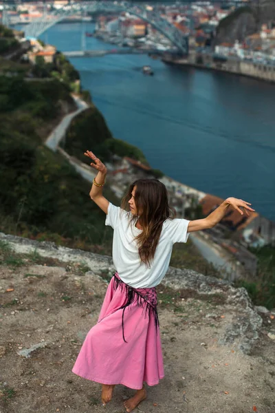 ポルトガルのポルト川のほとりで踊る女性 — ストック写真