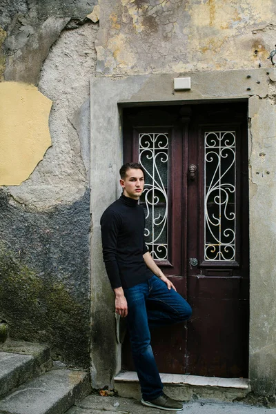 Schöner Junger Mann Steht Der Mauer Des Alten Hauses — Stockfoto